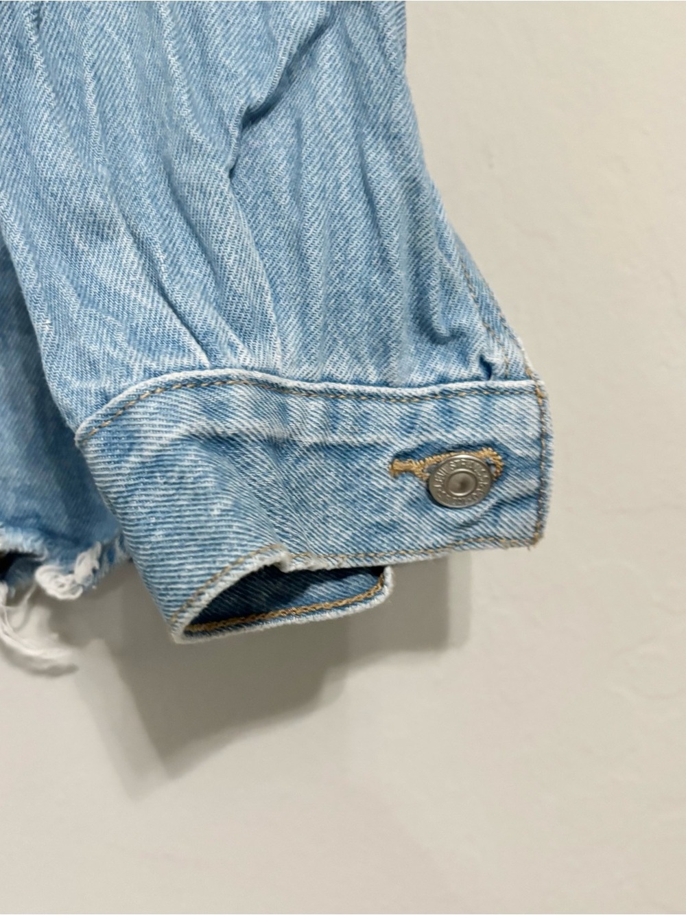 Oversized Levi’s Denim Light Blue Jean Jacket - Picture 6 of 8